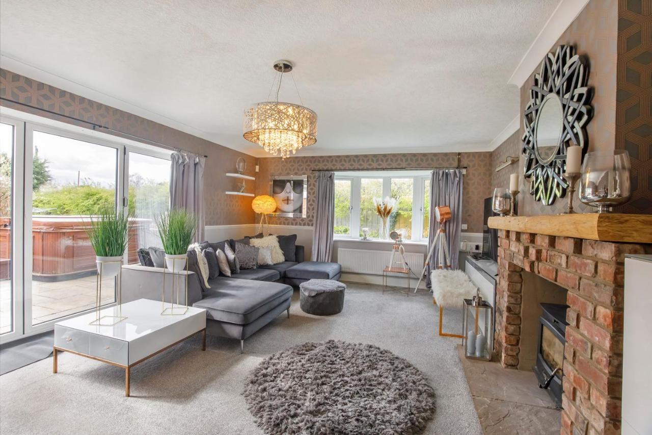 The Gardens - Stunning Farmhouse Villa - York — Photos 2