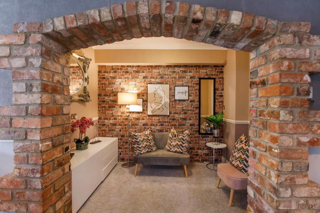 The Gardens - Stunning Farmhouse Villa - York — Photos 3